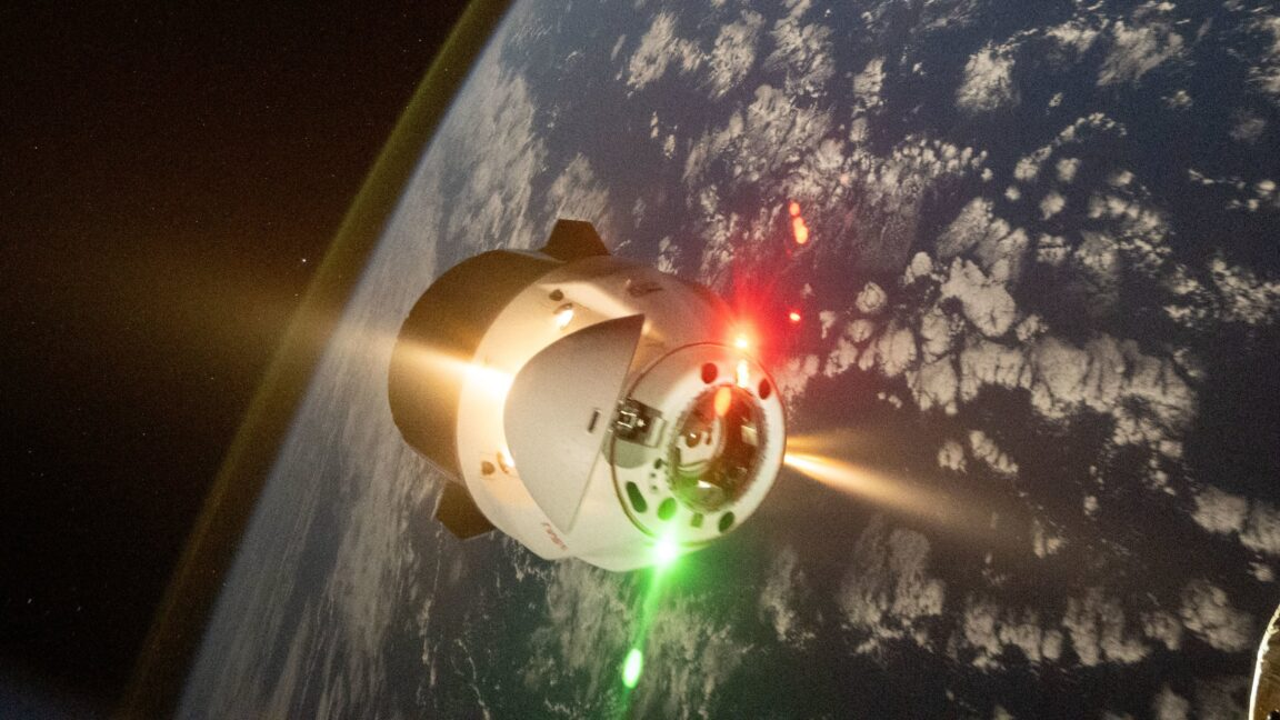 Космічний корабель SpaceX Dragon на МКС