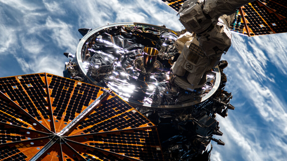 Cygnus XL вантажний корабель на фоні космосу