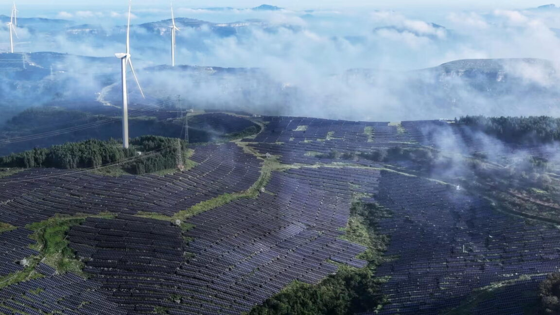 Сонячні панелі на фоні неба