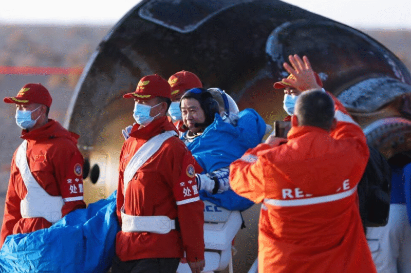 Китайські астронавти повернулися на Землю, залишивши трьох колег на космічній станції