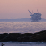 Нафтові платформи на фоні океану