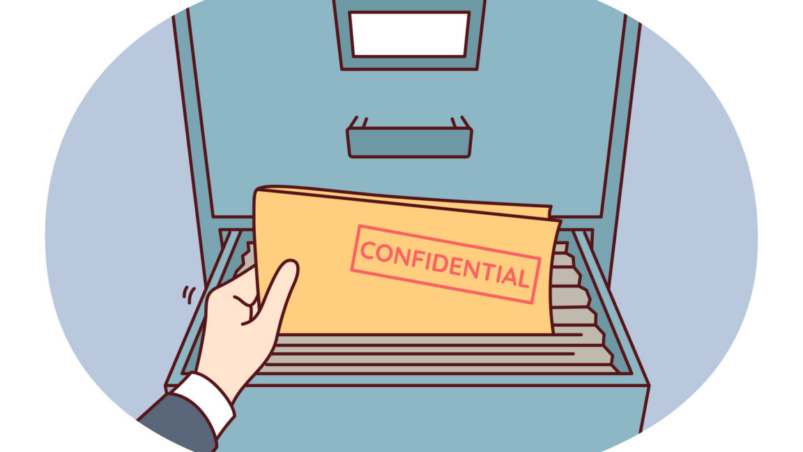 Брати Ахтер, звинувачені у спробі знищення баз даних